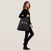 Moderne maan zwart-wit monogram crossbody tas (Op model)