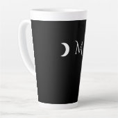 Moderne maan zwart-wit monogram latte mok (Linkerhoek)