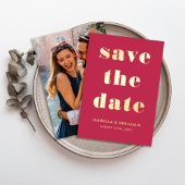 Moderne magenta foto bewaart de datum goudolie folie uitnodiging