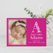 Moderne Magenta Monogram Geboortestatistieken Foto Aankondiging (Staand voorkant)