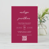 Moderne Magenta Rood Fotoscript QR Code Bruiloft Kaart (Staand voorkant)