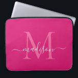 Moderne Magenta roze meisjesnaam van Monogram Mage Laptop Sleeve<br><div class="desc">Modern Monogram Hot Magenta Roze Wit Meisje Chic Script Name computer sleeve</div>