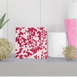 Moderne magenta roze witte geometrische driehoeken tegeltje<br><div class="desc">Deze keramische tegel is voorzien van een levendig geometrisch patroon in trendy magenta en roze tinten,  ideaal voor het toevoegen van een spatje van moderne stijl aan je huis. De kleuren zijn aanpasbaar in het gereedschap Ontwerp.</div>