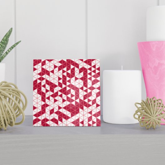 Moderne magenta roze witte geometrische driehoeken tegeltje