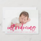 Moderne Magenta Script Introductie Foto Geboorte Aankondiging (Voorkant)