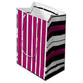 Moderne magenta zwarte witte strepen medium cadeauzakje (Voorkant Gekanteld)