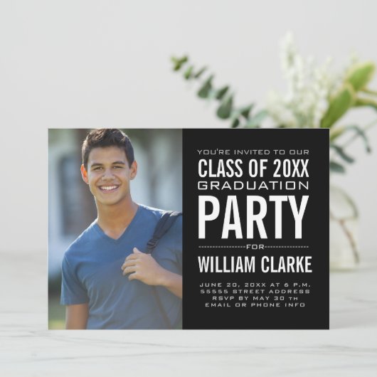 Moderne Man Afstudeerder Graduation Party Kaart (Staand voorkant)