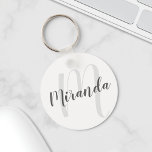 Moderne Manuscript Gepersonaliseerd Monogram en Na Sleutelhanger<br><div class="desc">Gepersonaliseerde Monogram- en naamcadeautjes met een gepersonaliseerde naam in de grijze moderne stijl van het scriptlettertype en monogram in lichtgrijze moderne stijl van het script als achtergrond op witte achtergrond. Perfect als vakantiecadeau,  familiehereniging,  bedankt voor bruidsschatten en cadeau voor speciale gelegenheden.</div>