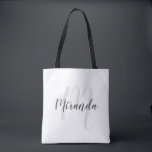 Moderne Manuscript Gepersonaliseerd Monogram en Na Tote Bag<br><div class="desc">Gepersonaliseerde Monogram- en naamcadeautjes met een gepersonaliseerde naam in de grijze moderne stijl van het scriptlettertype en monogram in lichtgrijze moderne stijl van het script als achtergrond op witte achtergrond. Perfect als vakantiecadeau, familiehereniging, bedankt voor bruidsschatten en cadeau voor speciale gelegenheden.</div>