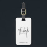 Moderne Manuscript Gepersonaliseerde Bridesmaid Bagagelabel<br><div class="desc">Voeg een persoonlijk tintje toe aan uw bruiloft met een gepersonaliseerd bruidsmeisje bagagelabel. Dit bagagelabel heeft de naam van een gepersonaliseerde bruidsmeisje in de stijl van een grijs modern script lettertype en een monogram in een lichtgrijs modern script lettertype als achtergrond met titel en trouwdatum in een grijs modern sans...</div>