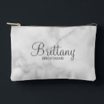 Moderne Manuscript Gepersonaliseerde Bridesmaid Etui<br><div class="desc">Gepersonaliseerde bruidsmeisje geschenken met gepersonaliseerde bruidsmeisje naam in grijs moderne script lettertype stijl met titel en trouwdatum in moderne sans serif lettertype stijl op witte marmeren achtergrond. Ook perfect voor bruidsmeisje,  moeder van de bruid,  bloemenmeisje en meer.</div>