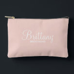 Moderne Manuscript Gepersonaliseerde Bridesmaid Etui<br><div class="desc">Gepersonaliseerde bruidsmeisje geschenken met gepersonaliseerde bruidsmeisje naam in wit modern script lettertype stijl met titel en trouwdatum in moderne sans serif lettertype stijl op blush roze achtergrond. Ook perfect voor bruidsmeisje,  moeder van de bruid,  bloemenmeisje en meer.</div>