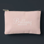 Moderne Manuscript Gepersonaliseerde Bridesmaid Etui<br><div class="desc">Gepersonaliseerde bruidsmeisje geschenken met gepersonaliseerde bruidsmeisje naam in wit modern script lettertype stijl met titel en trouwdatum in moderne sans serif lettertype stijl op blush roze achtergrond. Ook perfect voor bruidsmeisje,  moeder van de bruid,  bloemenmeisje en meer.</div>