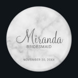 Moderne Manuscript Gepersonaliseerde Bridesmaid Magneet<br><div class="desc">Voeg een persoonlijke touch toe aan uw bruiloft met gepersonaliseerde bruidsmeisje magneet. Deze magneet beschikt over gepersonaliseerde bruidsmeisje naam in grijs moderne script lettertype stijl met titel en trouwdatum in grijs moderne sans serif lettertype stijl op witte marmeren achtergrond. Ook perfect voor bruidsmeisje, moeder van de bruid en meer. Let...</div>