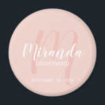 Moderne Manuscript Gepersonaliseerde Bridesmaid Magneet<br><div class="desc">Voeg een persoonlijke touch toe aan uw bruiloft met gepersonaliseerde bruidsmeisje magneet. Deze magneet beschikt over gepersonaliseerde bruidsmeisje naam in wit modern script lettertype stijl en monogram in blush roze modern script lettertype stijl als achtergrond met titel en trouwdatum in wit modern sans serif lettertype stijl op blush roze achtergrond....</div>