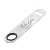 Moderne Manuscript Gepersonaliseerde Bridesmaid Speed Flessenopener (Voorkant Gekanteld)