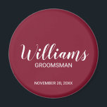 Moderne Manuscript Gepersonaliseerde Naam Groomsma Magneet<br><div class="desc">Gepersonaliseerde Groomsman Gifts met gepersonaliseerde groomsman's naam in wit modern script lettertype stijl met titel en trouwdatum in moderne sans serif lettertype stijl op bordeaux rode achtergrond. Ook perfect voor beste man,  vader van de bruid,  bruidsmeisje,  bruidsmeisje,  moeder van de bruid en meer.</div>