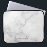 Moderne Manuscript Gepersonaliseerde Naam Witte Ma Laptop Sleeve<br><div class="desc">Het moderne Manuscript Gepersonaliseerde Gift van de Naam Witte Marmer met gepersonaliseerde naam in grijze moderne manuscriptdoopvontstijl op witte marmer achtergrond.</div>
