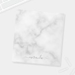 Moderne Manuscript Gepersonaliseerde Naam Witte Ma Notitieblok<br><div class="desc">Het moderne Manuscript Gepersonaliseerde Gift van de Naam Witte Marmer met gepersonaliseerde naam in grijze moderne manuscriptdoopvontstijl op witte marmer achtergrond.</div>