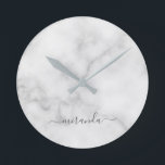 Moderne Manuscript Gepersonaliseerde Naam Witte Ma Ronde Klok<br><div class="desc">Het moderne Manuscript Gepersonaliseerde Gift van de Naam Witte Marmer met gepersonaliseerde naam in grijze moderne manuscriptdoopvontstijl op witte marmer achtergrond. Perfect als vakantiecadeau voor haar, huisopwarmingscadeau en cadeau voor speciale gelegenheden.</div>