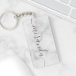 Moderne Manuscript Gepersonaliseerde Naam Witte Ma Sleutelhanger<br><div class="desc">Het moderne Manuscript Gepersonaliseerde Gift van de Naam Witte Marmer met gepersonaliseerde naam in grijze moderne manuscriptdoopvontstijl op witte marmer achtergrond. Perfect als vakantiecadeau voor haar en cadeau voor speciale gelegenheden.</div>