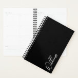 Moderne Manuscript Gepersonaliseerde Planner van d<br><div class="desc">De moderne Minimalistische Gepersonaliseerde Naam geeft Dit ontwerp kenmerkt gepersonaliseerde naam in witte moderne handschrijvende manuscriptdoopvont op zwarte achtergrond.</div>