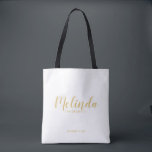Moderne Manuscript Gold Aangepaste Bridesmaids Tote Bag<br><div class="desc">Moderne Script Gold Personalized Bridesmaids Canvas tas met de naam van de gepersonaliseerde bridesmaid in de gouden moderne stijl van het calligrafische lettertype met de titel en de trouwdatum in de moderne sans serif lettertype stijl op witte achtergrond. Ook perfect voor Maid of Honor, Bloemenmeisje, moeder van de Bride en...</div>