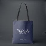 Moderne Manuscript Navy Blue Personalized Bridesma Tote Bag<br><div class="desc">Modern Script Navy Blue Gepersonaliseerde bruidsmeisjes Canvas tas met gepersonaliseerde bruidsmeisje naam in moderne kalligrafie lettertype stijl met titel en trouwdatum in modern sans serif lettertype stijl op marineblauwe achtergrond. Ook ideaal voor Maid of Honor, Bloemenmeisje, Mother of the Bride en meer.</div>