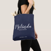 Moderne Manuscript Navy Blue Personalized Bridesma Tote Bag (Dichtbij)