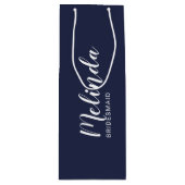 Moderne Manuscript Navy Blue Personalized Bridesma Wijn Cadeautas (Voorkant)
