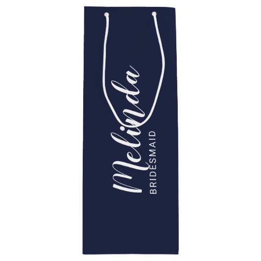 Moderne Manuscript Navy Blue Personalized Bridesma Wijn Cadeautas (Voorkant)