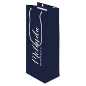 Moderne Manuscript Navy Blue Personalized Bridesma Wijn Cadeautas (Voorkant Gekanteld)