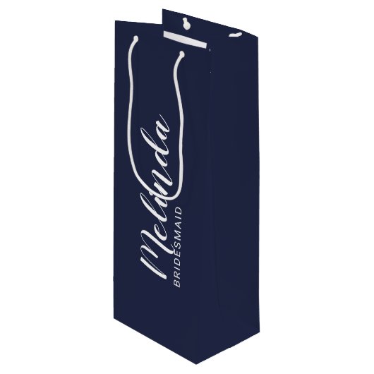 Moderne Manuscript Navy Blue Personalized Bridesma Wijn Cadeautas (Voorkant Gekanteld)