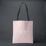 Moderne Manuscript Persoonlijke Bridesmaids Tote Bag<br><div class="desc">Modern Script Gepersonaliseerde bruidsmeisjes Canvas tas met gepersonaliseerde bruidsmeisjes naam in wit modern script lettertype stijl met titel en trouwdatum in modern sans serif lettertype stijl op blush roze achtergrond. Ook perfect voor Maid of Honor,  Bloemenmeisje,  Moeder van de Bruid en meer.</div>