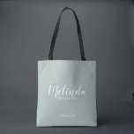 Moderne Manuscript Persoonlijke Bridesmaids Tote Bag<br><div class="desc">Modern Script Gepersonaliseerde bruidsmeisjes Canvas tas met gepersonaliseerde bruidsmeisjes naam in wit modern script lettertype stijl met titel en bruiloft datum in modern sans serif lettertype stijl op salie groene achtergrond. Ook perfect voor Maid of Honor,  Bloemenmeisje,  Moeder van de Bruid en meer.</div>