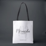 Moderne Manuscript Persoonlijke Bridesmaids Tote Bag<br><div class="desc">Voeg een persoonlijke aanraking toe aan uw bruiloft met een persoonlijke cadeaucanvas tas voor bruidsmeisjes. Deze canvas tas kenmerkt de gepersonaliseerde naam van bridesmaid in de grijze moderne stijl van de manuscriptdoopvont en monogram in lichtgrijze moderne stijl van de manuscriptdoopvont als achtergrond met titel en trouwdatum in grijze moderne sans...</div>