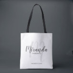 Moderne Manuscript Persoonlijke Bridesmaids Tote Bag<br><div class="desc">Voeg een persoonlijke aanraking toe aan uw bruiloft met een persoonlijke cadeaucanvas tas voor bruidsmeisjes. Deze canvas tas kenmerkt de gepersonaliseerde naam van bridesmaid in de grijze moderne stijl van de manuscriptdoopvont en monogram in lichtgrijze moderne stijl van de manuscriptdoopvont als achtergrond met titel en trouwdatum in grijze moderne sans...</div>