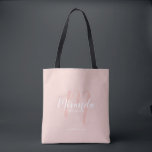 Moderne Manuscript Persoonlijke Bridesmaids Tote Bag<br><div class="desc">Voeg een persoonlijk tintje toe aan uw bruiloft met gepersonaliseerde bruidsmeisjes cadeau canvas tas. Deze canvas tas heeft gepersonaliseerde bruidsmeisjes naam in wit modern script lettertype stijl en monogram in blush roze modern script lettertype stijl als achtergrond met titel en trouwdatum in wit modern sans serif lettertype stijl op blush...</div>