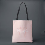 Moderne Manuscript Persoonlijke Bridesmaids Tote Bag<br><div class="desc">Voeg een persoonlijk tintje toe aan uw bruiloft met gepersonaliseerde bruidsmeisjes cadeau canvas tas. Deze canvas tas heeft gepersonaliseerde bruidsmeisjes naam in wit modern script lettertype stijl en monogram in blush roze modern script lettertype stijl als achtergrond met titel en trouwdatum in wit modern sans serif lettertype stijl op blush...</div>