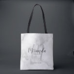 Moderne Manuscript Persoonlijke Bridesmaids Tote Bag<br><div class="desc">Voeg een persoonlijk tintje toe aan uw bruiloft met gepersonaliseerde bruidsmeisjes cadeau canvas tas. Deze canvas tas heeft de naam van een gepersonaliseerde bruidsmeisje in de stijl van een grijs modern script lettertype en een monogram in een lichtgrijs modern script lettertype als achtergrond met titel en trouwdatum in een grijs...</div>