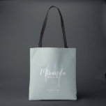 Moderne Manuscript Persoonlijke Bridesmaids Tote Bag<br><div class="desc">Voeg een persoonlijk tintje toe aan uw bruiloft met gepersonaliseerde bruidsmeisjes cadeau canvas tas. Deze canvas tas heeft de naam van een gepersonaliseerde bruidsmeisje in een witte, moderne scriptlettertypestijl en een monogram in een wijze groene, moderne scriptlettertypestijl als achtergrond met titel en trouwdatum in een witte, moderne sans serif lettertypestijl...</div>