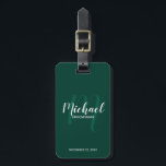 Moderne Manuscript Persoonlijke Groomsmen Bagagelabel<br><div class="desc">Voeg een persoonlijk tintje toe aan uw bruiloft met gepersonaliseerd groomsmen bagagelabel. Dit bagagelabel heeft gepersonaliseerde groomsmen's naam in wit modern script lettertype stijl en monogram in licht smaragdgroen modern script lettertype stijl als achtergrond met titel en trouwdatum in wit modern sans serif lettertype stijl op smaragdgroene achtergrond. Ook perfect...</div>
