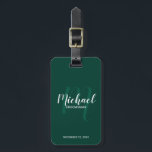 Moderne Manuscript Persoonlijke Groomsmen Bagagelabel<br><div class="desc">Voeg een persoonlijk tintje toe aan uw bruiloft met gepersonaliseerd groomsmen bagagelabel. Dit bagagelabel heeft gepersonaliseerde groomsmen's naam in wit modern script lettertype stijl en monogram in licht smaragdgroen modern script lettertype stijl als achtergrond met titel en trouwdatum in wit modern sans serif lettertype stijl op smaragdgroene achtergrond. Ook perfect...</div>