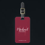 Moderne Manuscript Persoonlijke Groomsmen Bagagelabel<br><div class="desc">Voeg een persoonlijk tintje toe aan uw bruiloft met gepersonaliseerd groomsmen bagagelabel. Dit bagagelabel heeft gepersonaliseerde groomsmen's naam in wit modern script lettertype stijl en monogram in licht bourgogne rood modern script lettertype stijl als achtergrond met titel en trouwdatum in wit modern sans serif lettertype stijl op bordeaux rode achtergrond....</div>