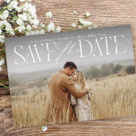Moderne Manuscript van de Calligrafie van het Type Save The Date<br><div class="desc">Deze moderne elegante foto van de de bekleding van het typecalligrafie van het manuscript sparen de datum kenmerkt een moderne typografische bedrading van kalligrafiemanuscript en een unieke serif. Je verloving foto neemt het middelpunt op dit mooie podium,  behalve de datum.</div>