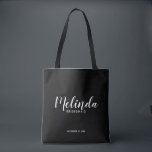Moderne Manuscript Zwarte Aangepaste Bridesmaids Tote Bag<br><div class="desc">De moderne Canvas tas van Bridesmaids van het Manuscript Gepersonaliseerde Bridesmaids met de naam van de gepersonaliseerde bridesmaid in witte moderne manuscriptdoopvontstijl met titel en trouwdatum in moderne sans serif doopvontstijl op zwarte achtergrond. Ook perfect voor Maid of Honor,  Bloemenmeisje,  moeder van de Bride en nog veel meer.</div>