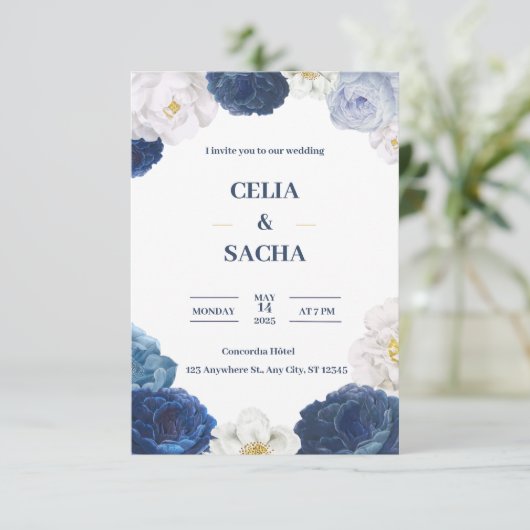 Moderne Marine Blauw en Beige bruiloft uitnodiging (Staand voorkant)