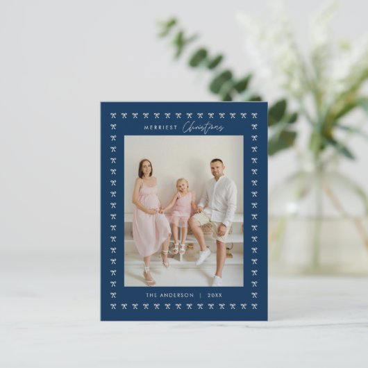 Moderne Marine Blu Bow Patroon Familie Foto Kerstm Briefkaart (Staand voorkant)