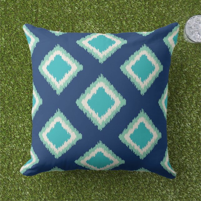 Moderne marine en Aqua Blue Diamond Ikat Pattern Buitenkussen (Gras)