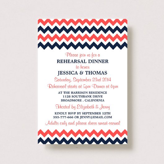 Moderne marine en Coral Chevron Rehearsal Dinner Kaart